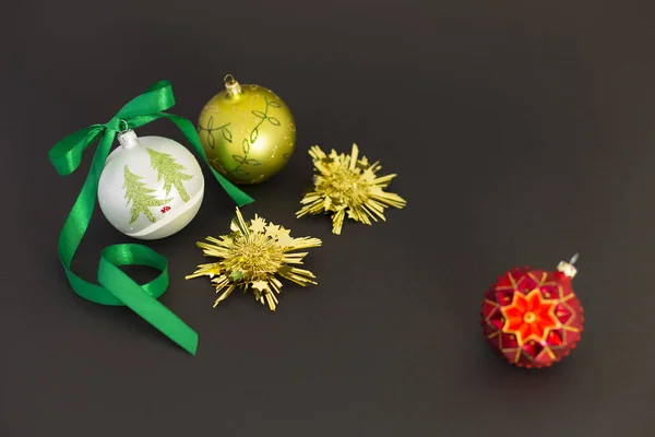 Schöne Weihnachtskugeln mit grünem Band — Stockfoto