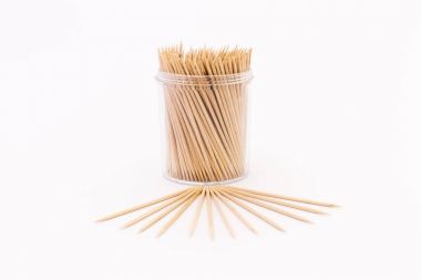 Beyaz arka plan üzerinde ahşap kürdan