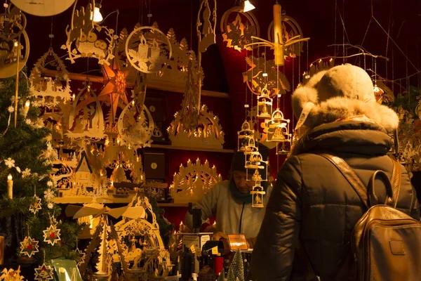 Weihnachtsmarktstand mit schöner Holzdekoration — Stockfoto