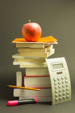 Okul kitapları Kırmızı elma ile dağınık yığını