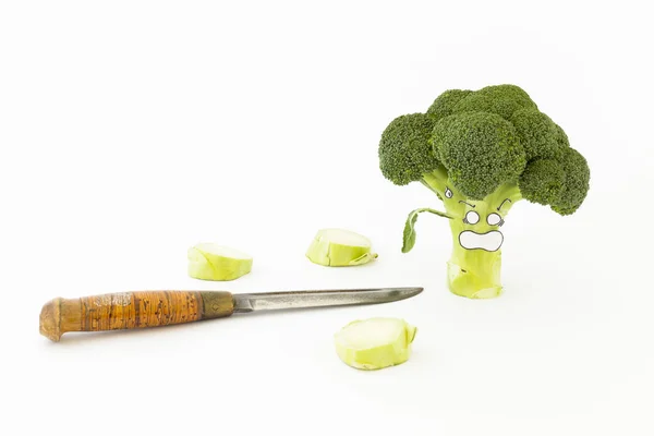 Broccoli freschi con facce spaventate stile cartone animato su backgrou bianco — Foto Stock