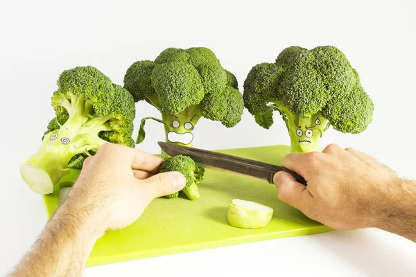 Brokoli segar dengan wajah ketakutan bergaya kartun di backgrou putih — Stok Foto
