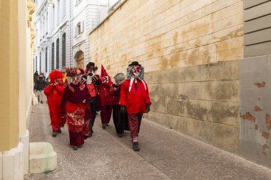 Basel karnaval 2018 grup kırmızı kostümleri ile