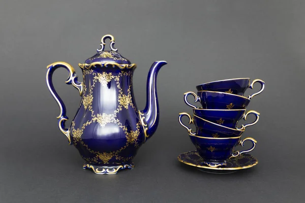 Hermoso té de porcelana vintage de color azul cobalto con gol —  Fotos de Stock