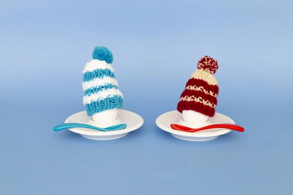 Забавная Концепция Завтрака Вареными Яйцами Вязаных Шерстяных Шляпах Синем Фоне — стоковое фото