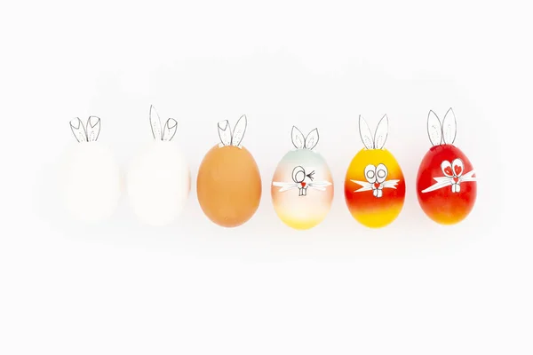 Белые Коричневые Красочные Раскрашенные Пасхальные Яйца Смешными Кроличьими Ушами Мультяшными — стоковое фото