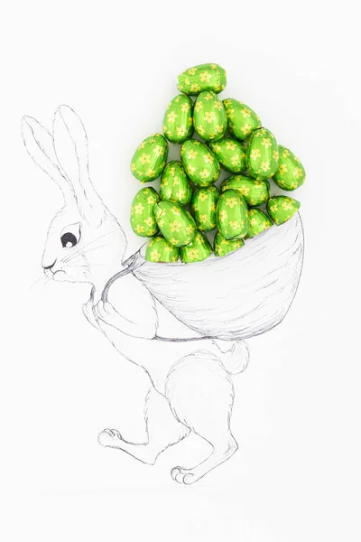 Handgezeichneter Osterhase Mit Einem Riesigen Rucksack Gefüllt Mit Echten Schokoladeneiern — Stockfoto
