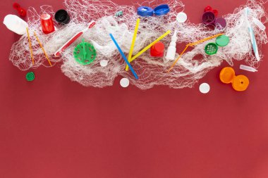 Renkli arka planda eski plastik çöp öğelerinin çeşitlendirilmesi