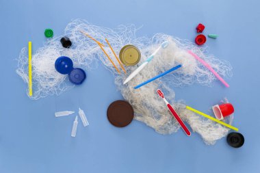 Renkli arka planda eski plastik çöp öğelerinin çeşitlendirilmesi