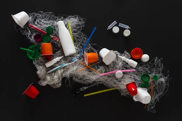 Sortimento Itens Lixo Plástico Obsoletos Fundo Preto — Fotografia de Stock
