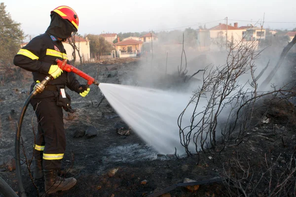 Пожежний мінометні міни часів поле шляхом направлення даних води — стокове фото