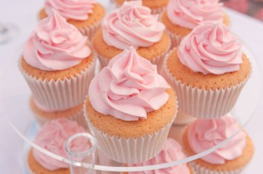 pembe krema ile cupcakes