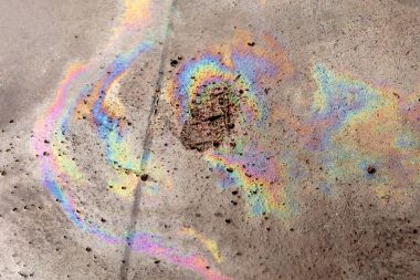 Yere dökülen petrol 