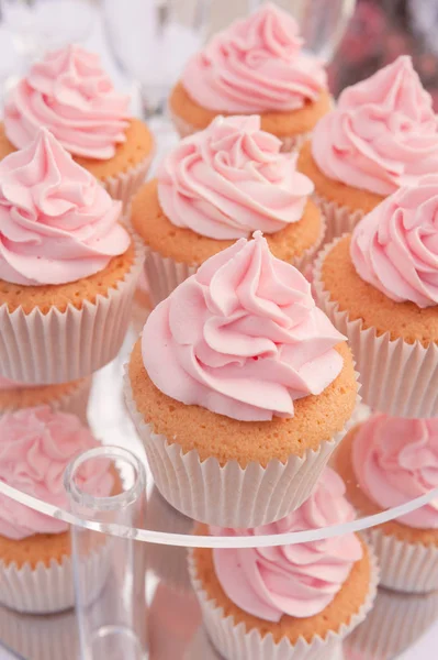 pembe krema ile cupcakes