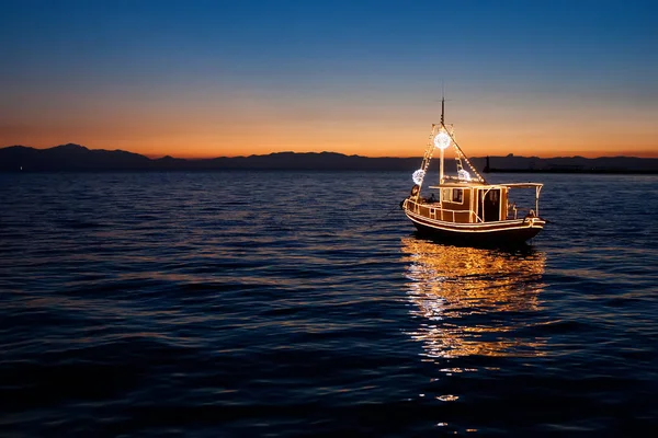 Boot im Sonnenuntergang — Stockfoto