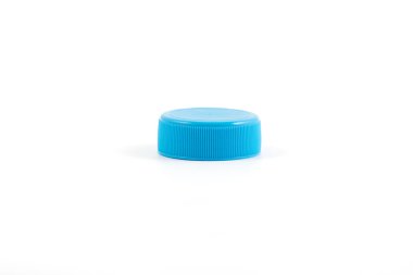 plastik şişe bardak beyaz zemin üzerine izole