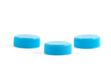 plastik şişe bardak beyaz zemin üzerine izole