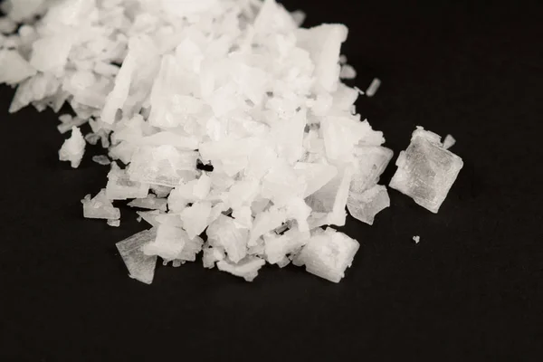 Θαλασσινό αλάτι σε μαύρο φόντο — Φωτογραφία Αρχείου