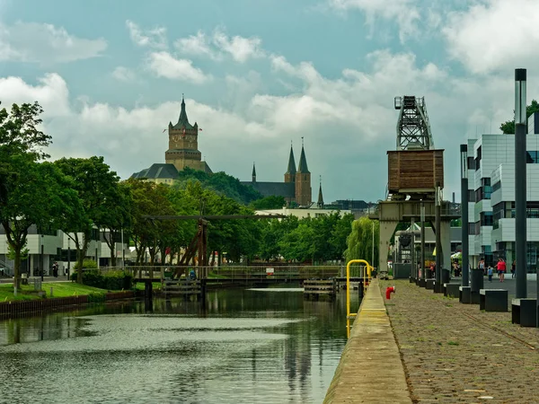 Eski limandan Schwanenburg manzarası, bulutlu bir günde Kleve.