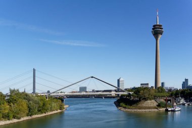 Medienhafen Duesseldorf 'tan televizyon kulesine ve Rhine Köprülerine