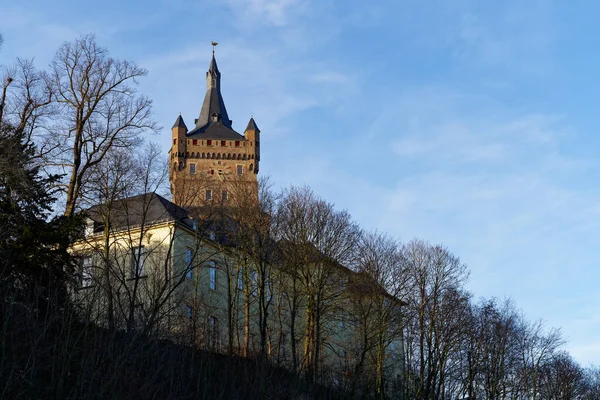Schwanenburg, Kleve, Almanya, güneşli bir kış gününde aşağıdan manzara
