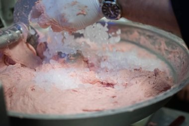 Aşçı, öğütücüde köfte kompozisyonu hazırlıyor.