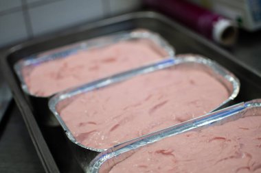 Fırından yeni çıkarılmış tepsilerde köfte.