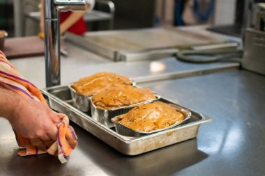 Fırından yeni çıkarılmış tepsilerde köfte.