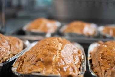 Fırından yeni çıkarılmış tepsilerde köfte.