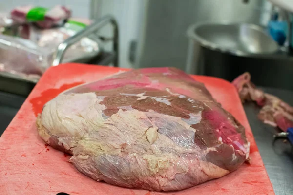 Szef Kuchni Kroi Przygotowuje Duży Kawałek Mięsa Gotowania Kuchni Profesjonalna — Zdjęcie stockowe