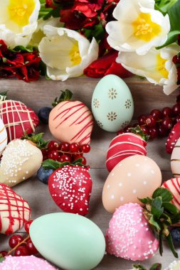 Çikolata soslu çilekli tatlı karışımı Sevgililer Günü için ideal, Anneler Günü, Kadınlar Günü, brunch büfesi, doğum günü ya da isim günü kutlama partisi, bahar çiçekli romantik çikolata