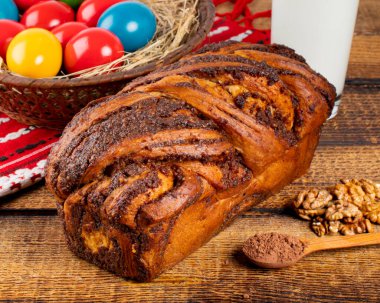 Geleneksel Romen Paskalya sofrasında Sweetbread ve Matzo Yahudi mutfağının bir parçası olan ve Hamursuz Bayramı 'nın ayrılmaz bir unsurunu oluşturan mayasız bir ekmek. Mutlu Paskalyalar