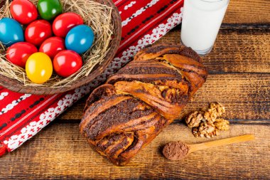 Geleneksel Romen Paskalya sofrasında Sweetbread ve Matzo Yahudi mutfağının bir parçası olan ve Hamursuz Bayramı 'nın ayrılmaz bir unsurunu oluşturan mayasız bir ekmek. Mutlu Paskalyalar