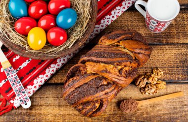 Geleneksel Romen Paskalya sofrasında Sweetbread ve Matzo Yahudi mutfağının bir parçası olan ve Hamursuz Bayramı 'nın ayrılmaz bir unsurunu oluşturan mayasız bir ekmek. Mutlu Paskalyalar