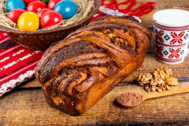 Geleneksel Romen Paskalya sofrasında Sweetbread ve Matzo Yahudi mutfağının bir parçası olan ve Hamursuz Bayramı 'nın ayrılmaz bir unsurunu oluşturan mayasız bir ekmek. Mutlu Paskalyalar