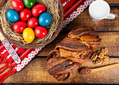 Geleneksel Romen Paskalya sofrasında Sweetbread ve Matzo Yahudi mutfağının bir parçası olan ve Hamursuz Bayramı 'nın ayrılmaz bir unsurunu oluşturan mayasız bir ekmek. Mutlu Paskalyalar