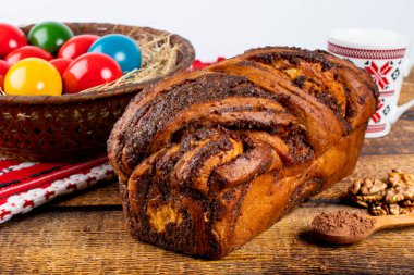 Geleneksel Romen Paskalya sofrasında Sweetbread ve Matzo Yahudi mutfağının bir parçası olan ve Hamursuz Bayramı 'nın ayrılmaz bir unsurunu oluşturan mayasız bir ekmek. Mutlu Paskalyalar