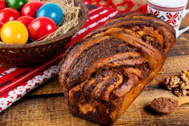 Geleneksel Romen Paskalya sofrasında Sweetbread ve Matzo Yahudi mutfağının bir parçası olan ve Hamursuz Bayramı 'nın ayrılmaz bir unsurunu oluşturan mayasız bir ekmek. Mutlu Paskalyalar