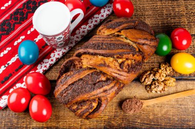 Geleneksel Romen Paskalya sofrasında Sweetbread ve Matzo Yahudi mutfağının bir parçası olan ve Hamursuz Bayramı 'nın ayrılmaz bir unsurunu oluşturan mayasız bir ekmek. Mutlu Paskalyalar