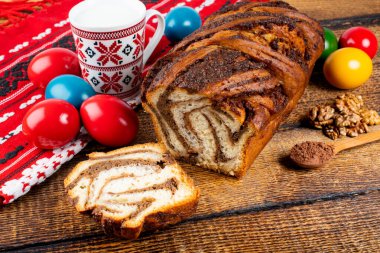Geleneksel Romen Paskalya sofrasında Sweetbread ve Matzo Yahudi mutfağının bir parçası olan ve Hamursuz Bayramı 'nın ayrılmaz bir unsurunu oluşturan mayasız bir ekmek. Mutlu Paskalyalar