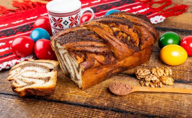 Geleneksel Romen Paskalya sofrasında Sweetbread ve Matzo Yahudi mutfağının bir parçası olan ve Hamursuz Bayramı 'nın ayrılmaz bir unsurunu oluşturan mayasız bir ekmek. Mutlu Paskalyalar