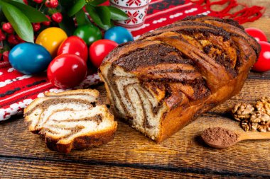 Geleneksel Romen Paskalya sofrasında Sweetbread ve Matzo Yahudi mutfağının bir parçası olan ve Hamursuz Bayramı 'nın ayrılmaz bir unsurunu oluşturan mayasız bir ekmek. Mutlu Paskalyalar