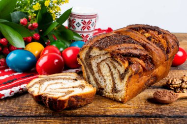 Geleneksel Romen Paskalya sofrasında Sweetbread ve Matzo Yahudi mutfağının bir parçası olan ve Hamursuz Bayramı 'nın ayrılmaz bir unsurunu oluşturan mayasız bir ekmek. Mutlu Paskalyalar