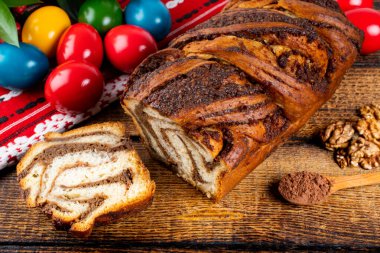 Geleneksel Romen Paskalya sofrasında Sweetbread ve Matzo Yahudi mutfağının bir parçası olan ve Hamursuz Bayramı 'nın ayrılmaz bir unsurunu oluşturan mayasız bir ekmek. Mutlu Paskalyalar