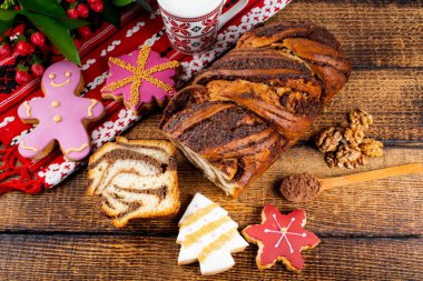 Tatlı Noel zencefilli tatlıları, otantik Noel brunch 'ı. Renkli ve mutlu bir masa, yemek ve şeker sergisi. Taze Yemek Büfesi Yemek Yemeği Paylaşım Partisi Konsepti