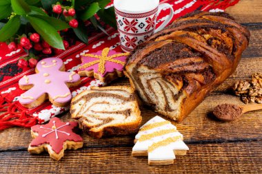 Tatlı Noel zencefilli tatlıları, otantik Noel brunch 'ı. Renkli ve mutlu bir masa, yemek ve şeker sergisi. Taze Yemek Büfesi Yemek Yemeği Paylaşım Partisi Konsepti