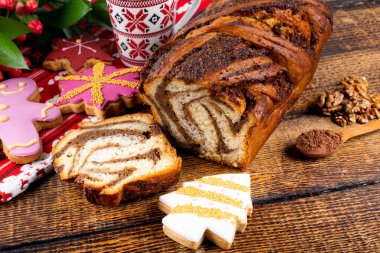 Tatlı Noel zencefilli tatlıları, otantik Noel brunch 'ı. Renkli ve mutlu bir masa, yemek ve şeker sergisi. Taze Yemek Büfesi Yemek Yemeği Paylaşım Partisi Konsepti