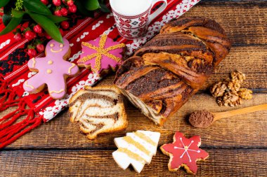 Tatlı Noel zencefilli tatlıları, otantik Noel brunch 'ı. Renkli ve mutlu bir masa, yemek ve şeker sergisi. Taze Yemek Büfesi Yemek Yemeği Paylaşım Partisi Konsepti