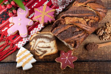 Tatlı Noel zencefilli tatlıları, otantik Noel brunch 'ı. Renkli ve mutlu bir masa, yemek ve şeker sergisi. Taze Yemek Büfesi Yemek Yemeği Paylaşım Partisi Konsepti