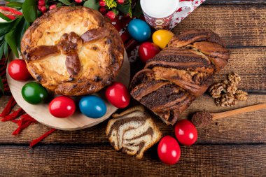 Geleneksel Romen Paskalya sofrasında Sweetbread ve Matzo Yahudi mutfağının bir parçası olan ve Hamursuz Bayramı 'nın ayrılmaz bir unsurunu oluşturan mayasız bir ekmek. Mutlu Paskalyalar
